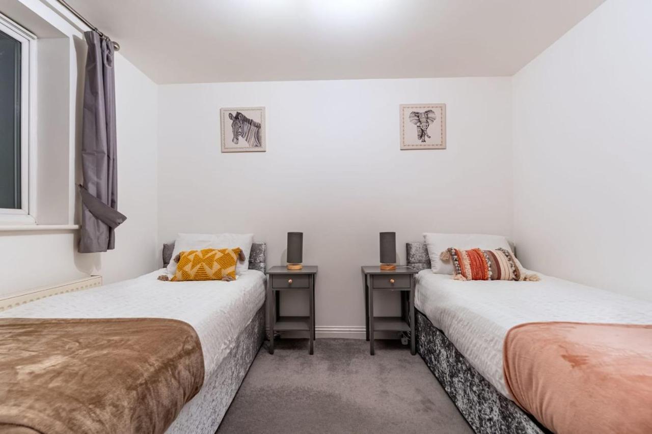 80 Clayburn By Incredible Stay Peterborough Eksteriør billede