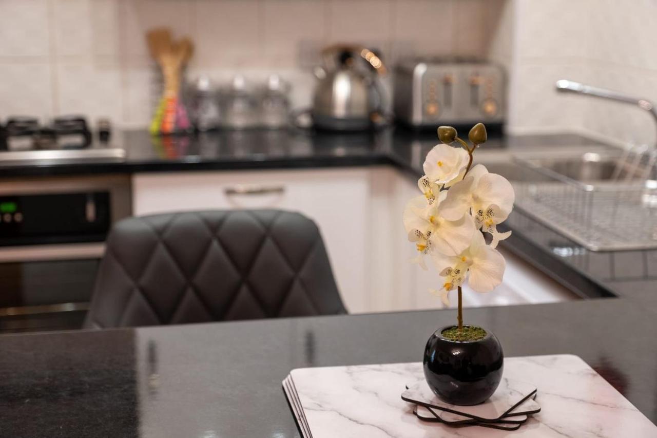 80 Clayburn By Incredible Stay Peterborough Eksteriør billede