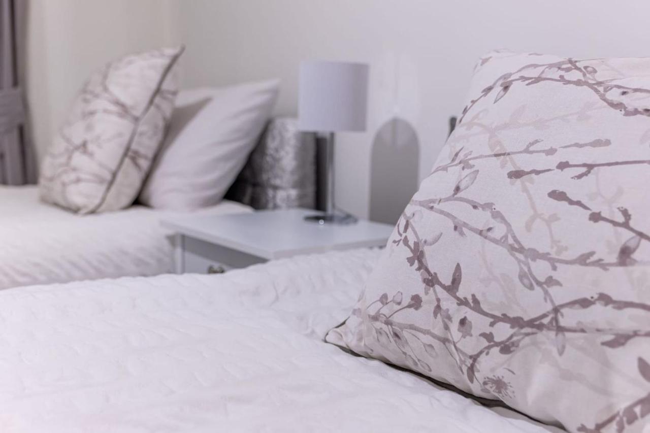80 Clayburn By Incredible Stay Peterborough Eksteriør billede